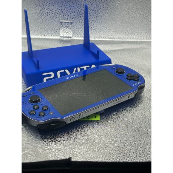 ps vita 1000 w/charger - Picture 4 of 7